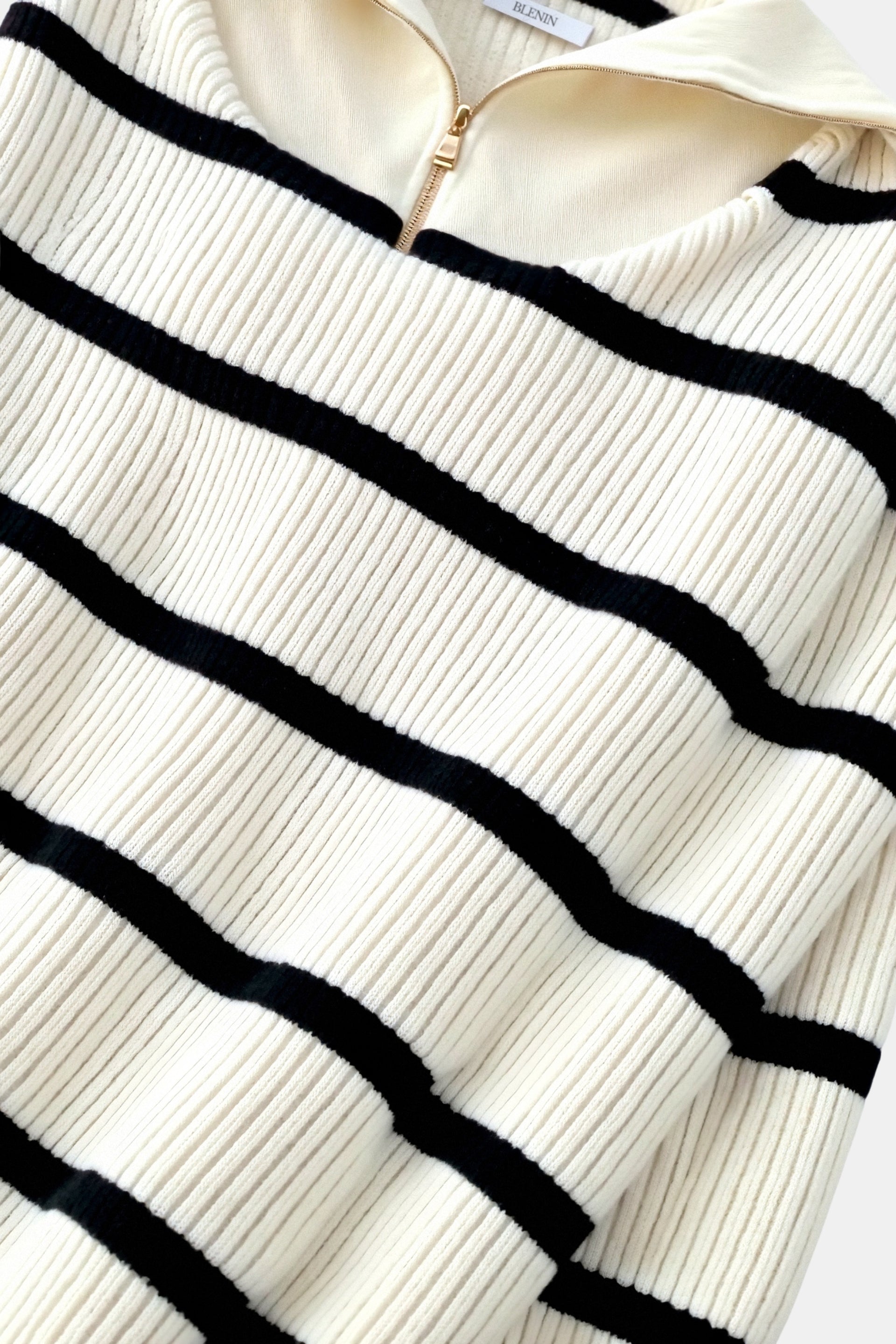 Eleganter schwerer gestreifter Pullover mit Viertel-Reißverschluss und Kragen