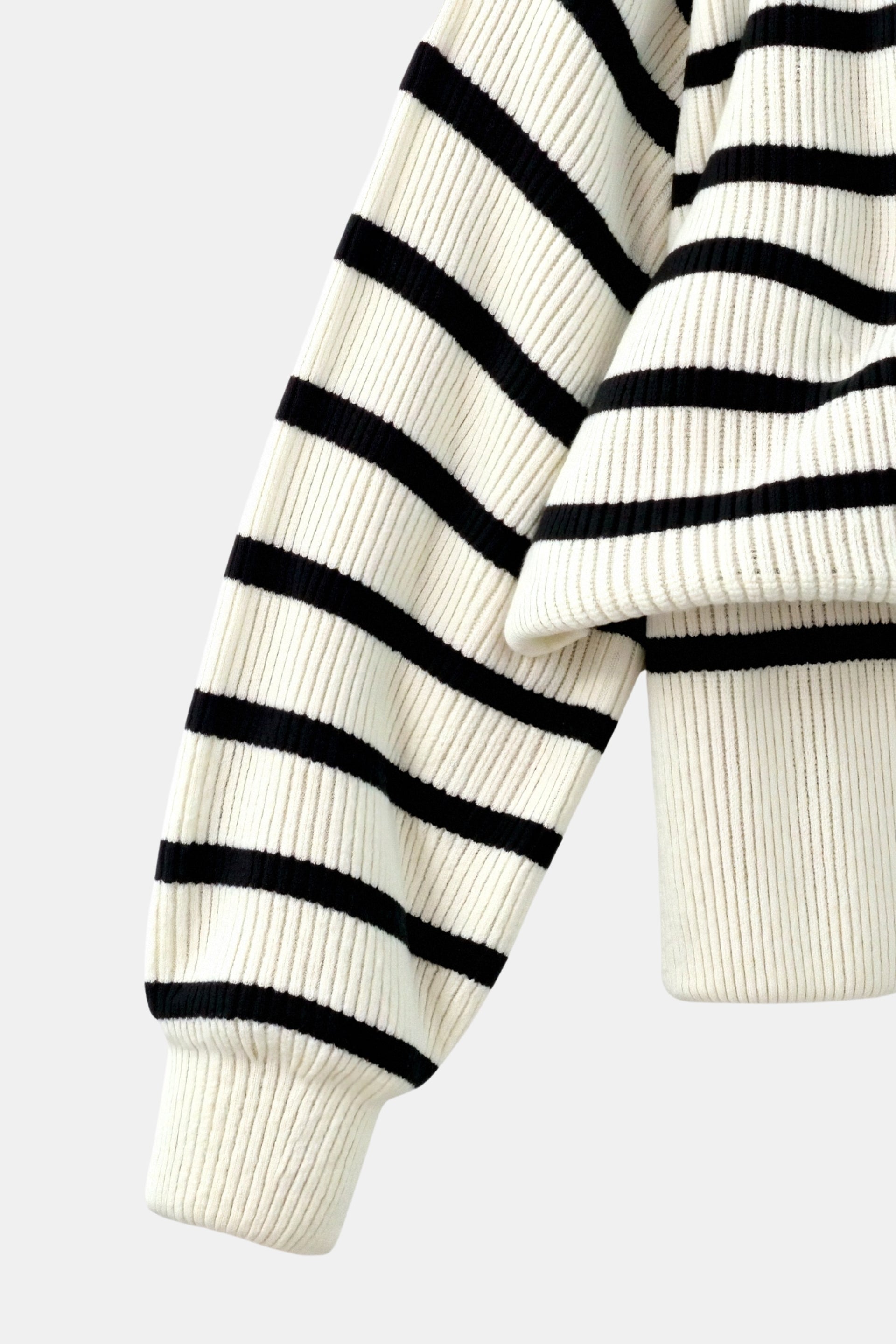 Eleganter schwerer gestreifter Pullover mit Viertel-Reißverschluss und Kragen