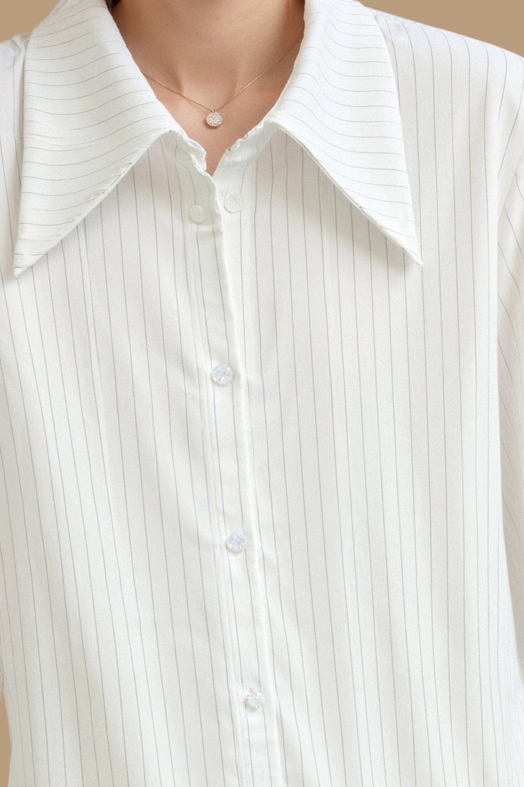 Elegantes Hemd mit gestreiftem Druck und Knöpfen im Old Money Stil