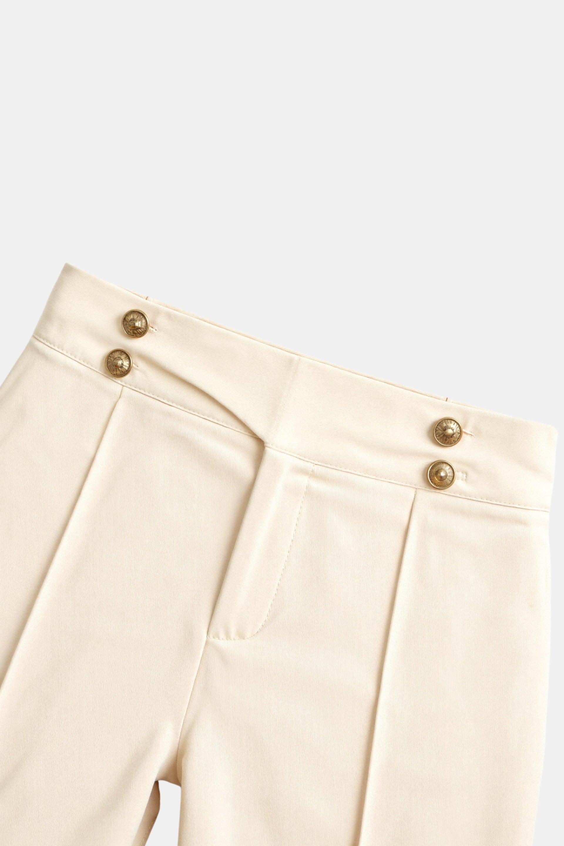 Elegante Rüschenshorts mit Knopfdekoration in Hochbund-Optik für den Sommer