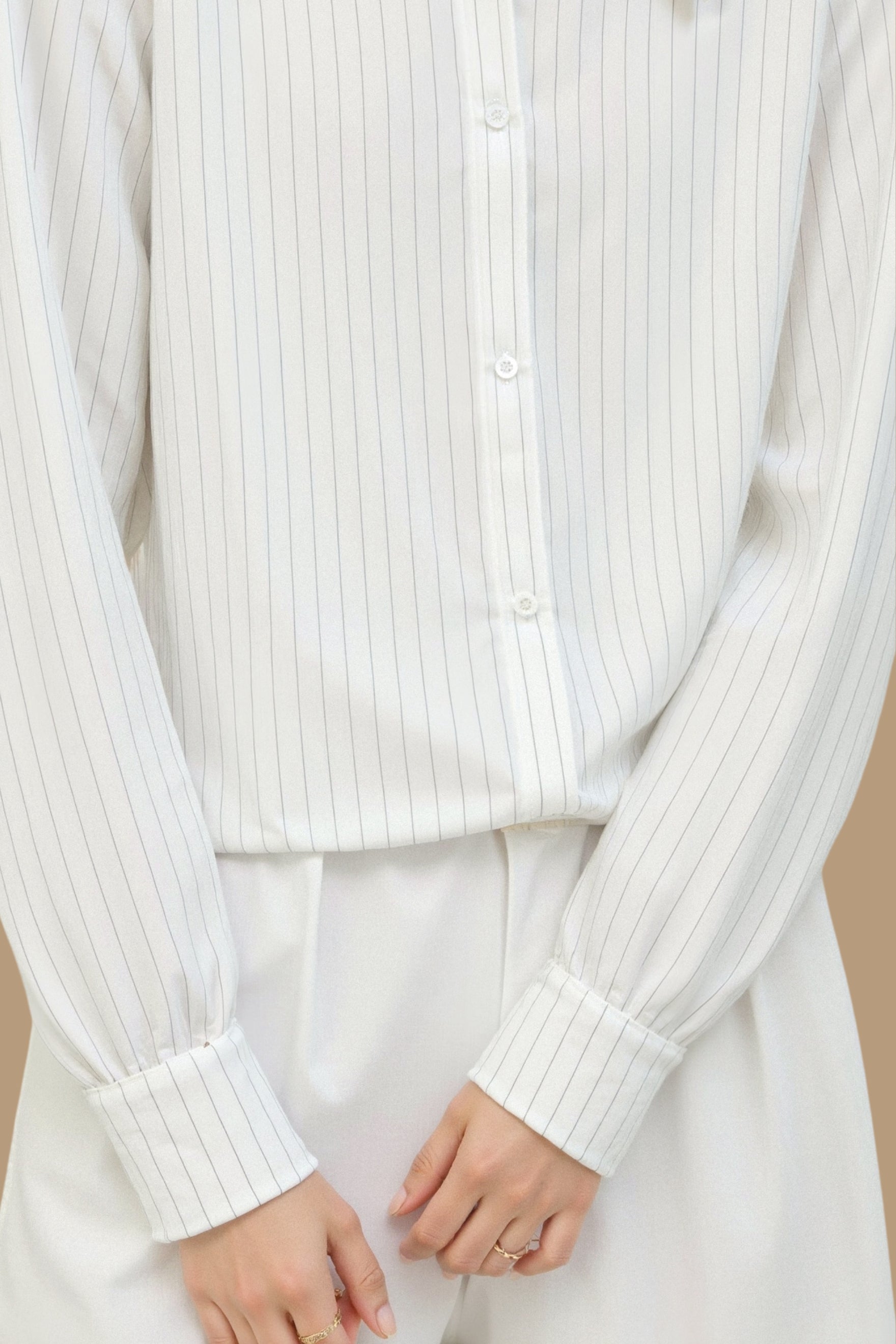Elegantes Hemd mit gestreiftem Druck und Knöpfen im Old Money Stil