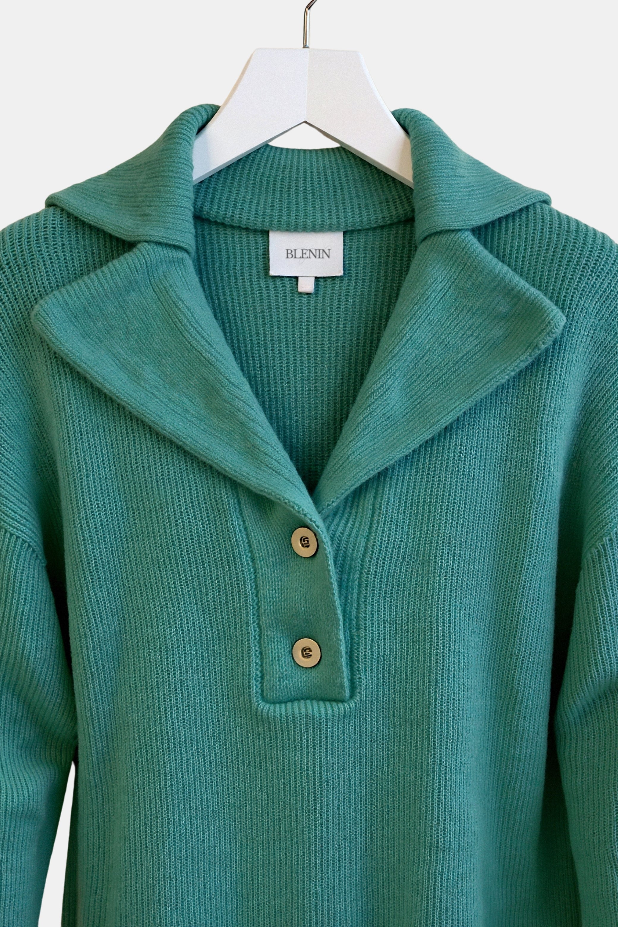 Schicker eleganter Strickpullover mit großem Kragen und Knopfdetails