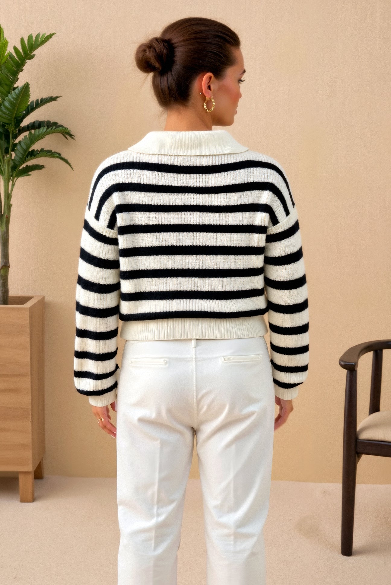 Eleganter schwerer gestreifter Pullover mit Viertel-Reißverschluss und Kragen