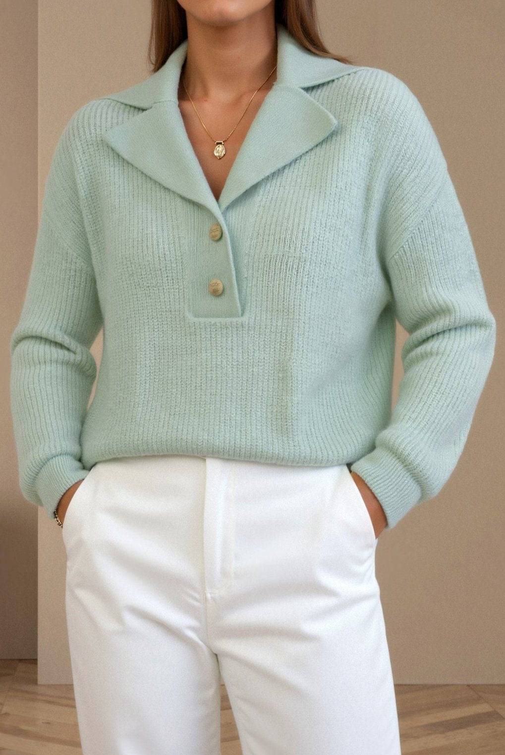 Schicker eleganter Strickpullover mit großem Kragen und Knopfdetails