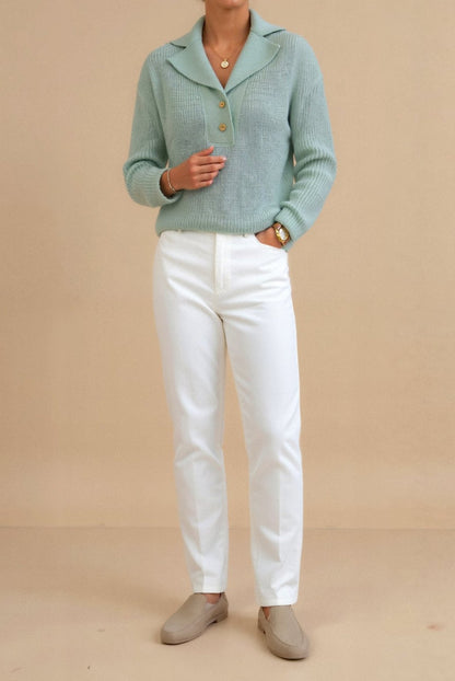 Schicker eleganter Strickpullover mit großem Kragen und Knopfdetails
