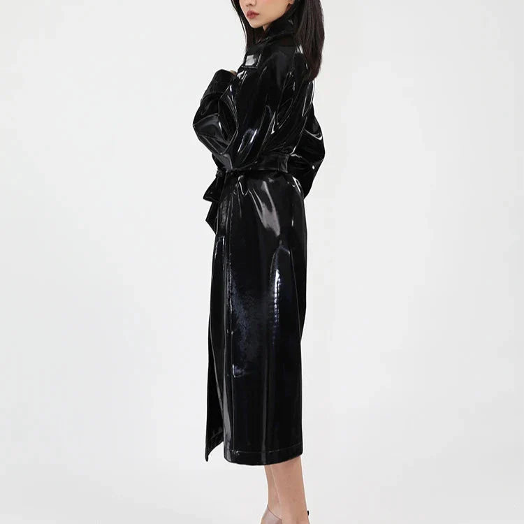 Reflektierender Lackleder-Trenchcoat
