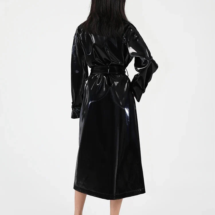 Reflektierender Lackleder-Trenchcoat