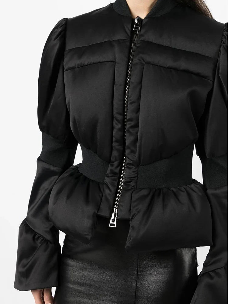 Gepolsterte Satin-Daunen-Peplum-Jacke