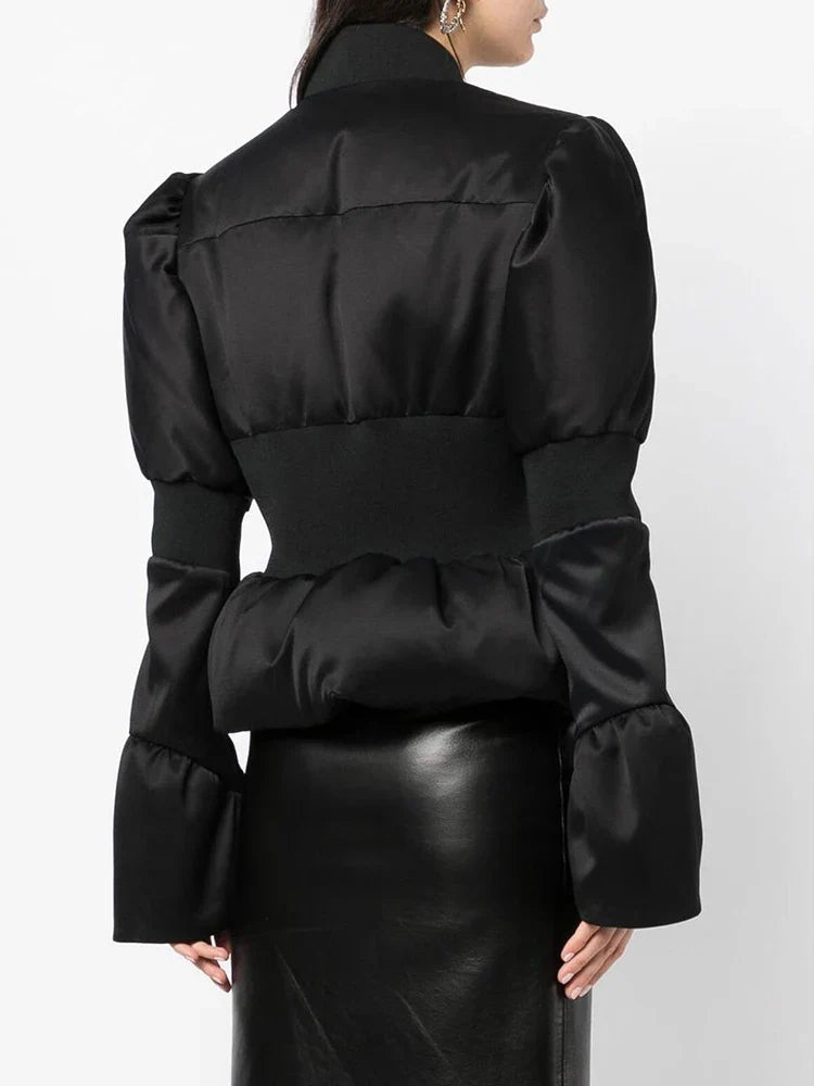 Gepolsterte Satin-Daunen-Peplum-Jacke